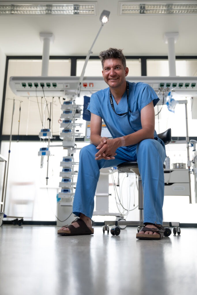 Philip Kaider im wahren Leben als Krankenpfleger auf der Intensivstation
