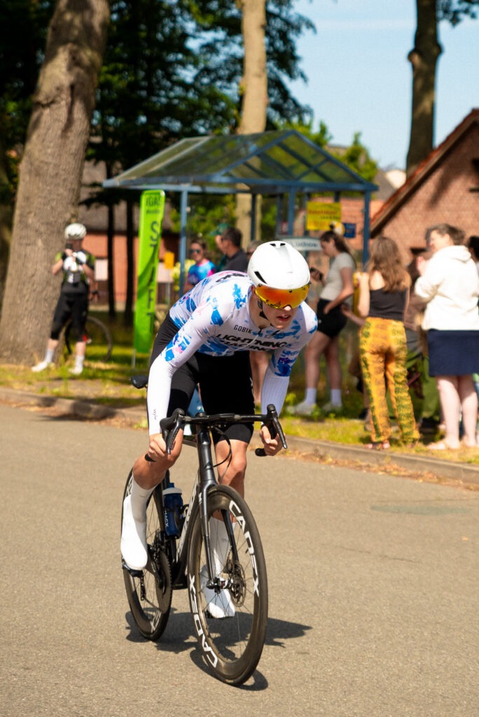 Rennradfahrer beim Start des Wendland-Chrono