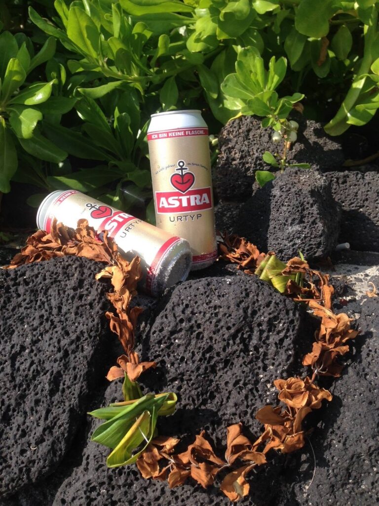 Astra Urtyp Dosen und verwelkter Lei Blumenkranz beim Ironman auf Hawaii