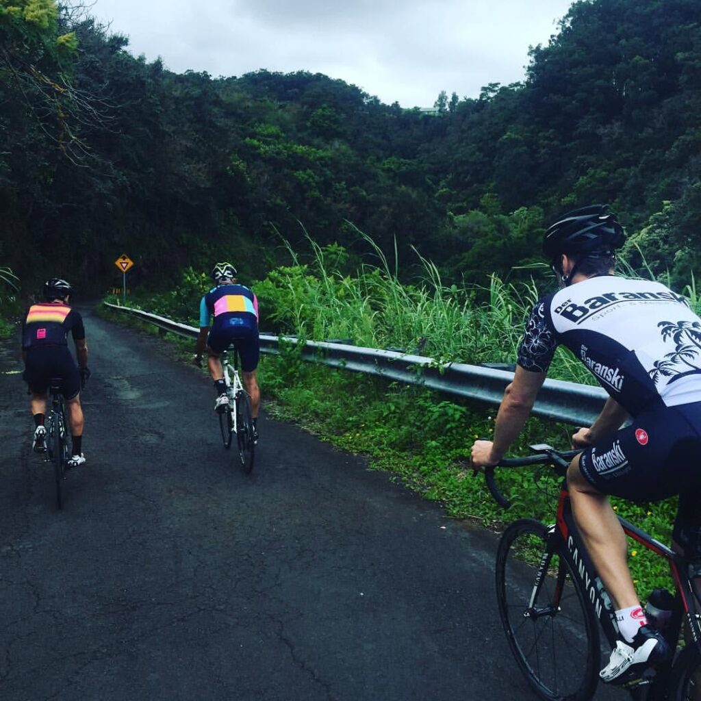 Rennradfahren abseits der großen Straßen in den Bergen auf Big Island.