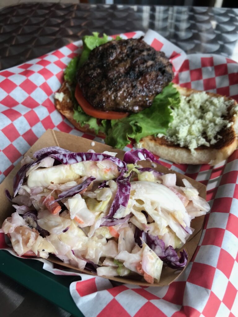 Coleslaw und Burger im Island Ono Loa Grill auf Big Island beim Ironman Hawaii