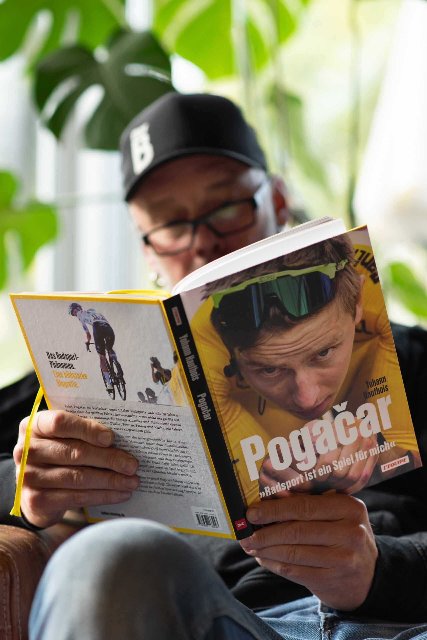 Der Baranski liest Pogačars neues Buch Radsport ist ein Spiel für mich.